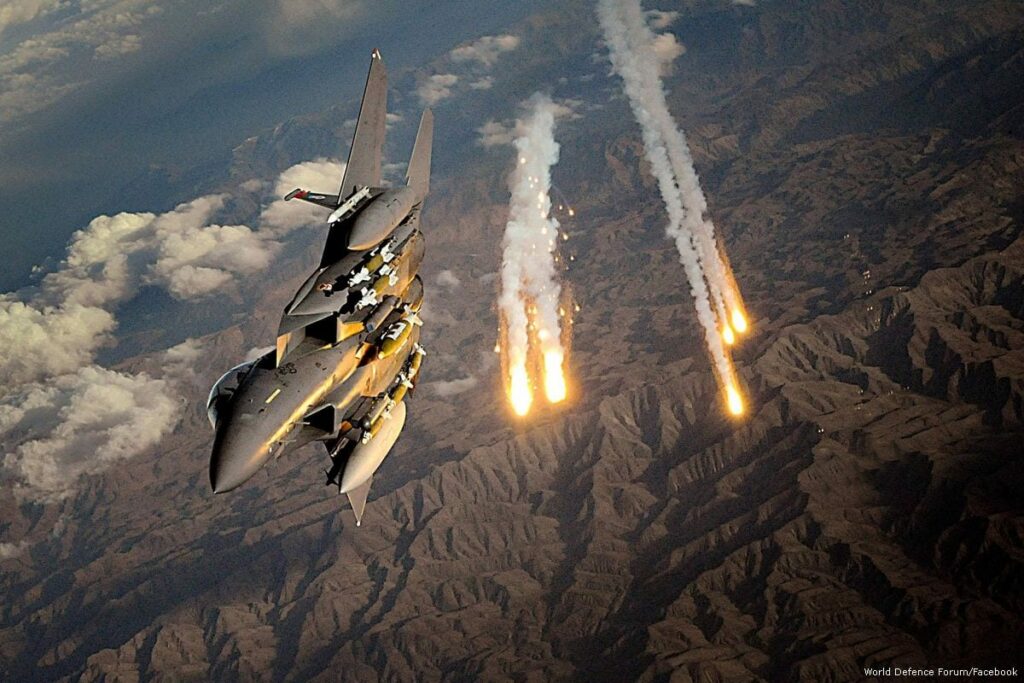 इजराइल ईरान युद्ध लाइव अपडेट: इजराइल ने ईरान पर मिसाइलों और ड्रोन से जवाबी हमला किया